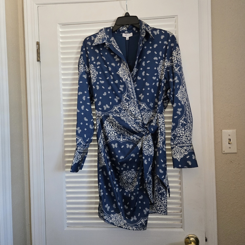 NWT Gianni Bini, Blue Bandana Printed Satin V-Neck Blue and White Wrap Dress